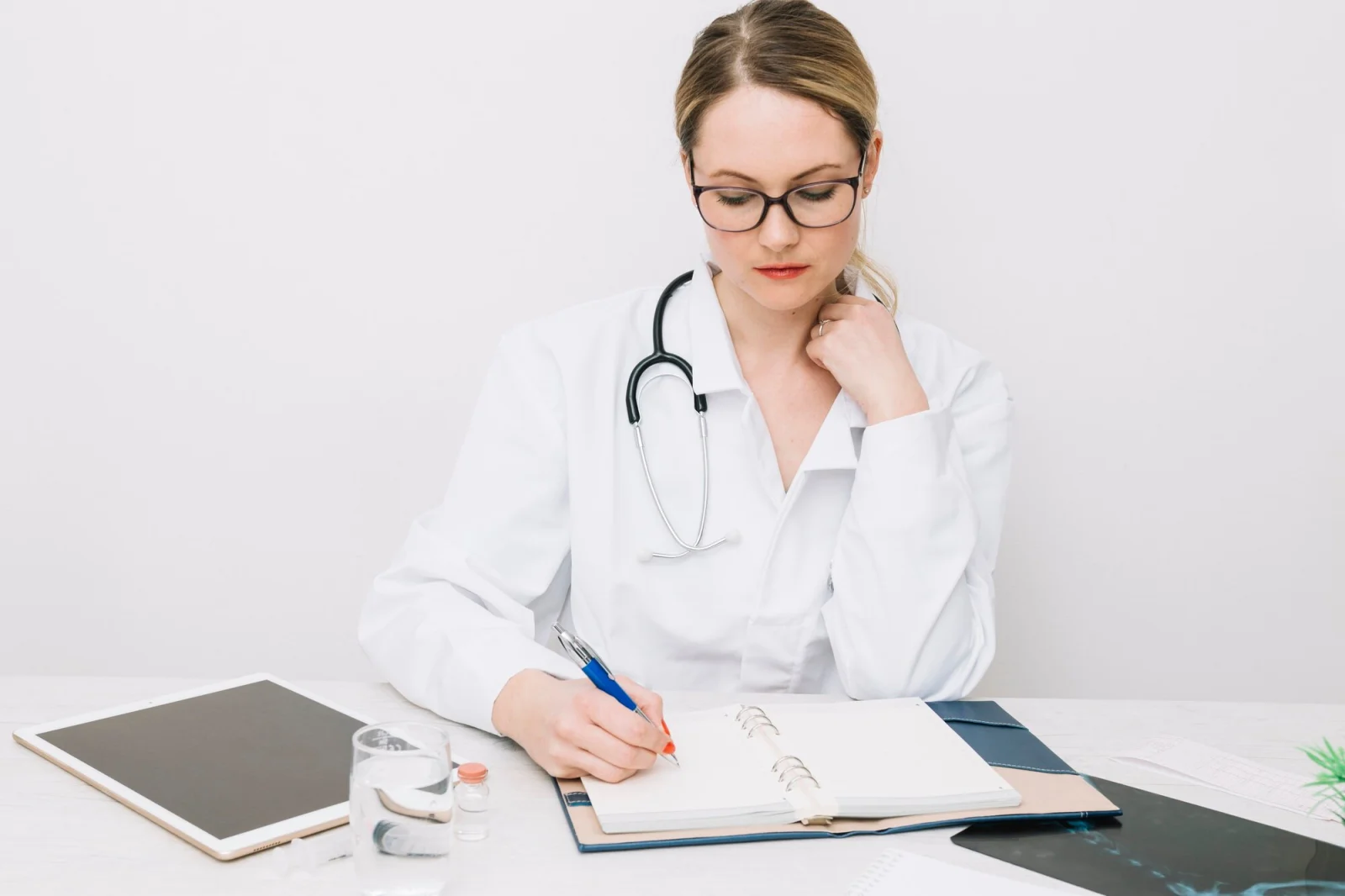 Médico analisando documentos sobre o abatimento de dívida do FIES para médicos