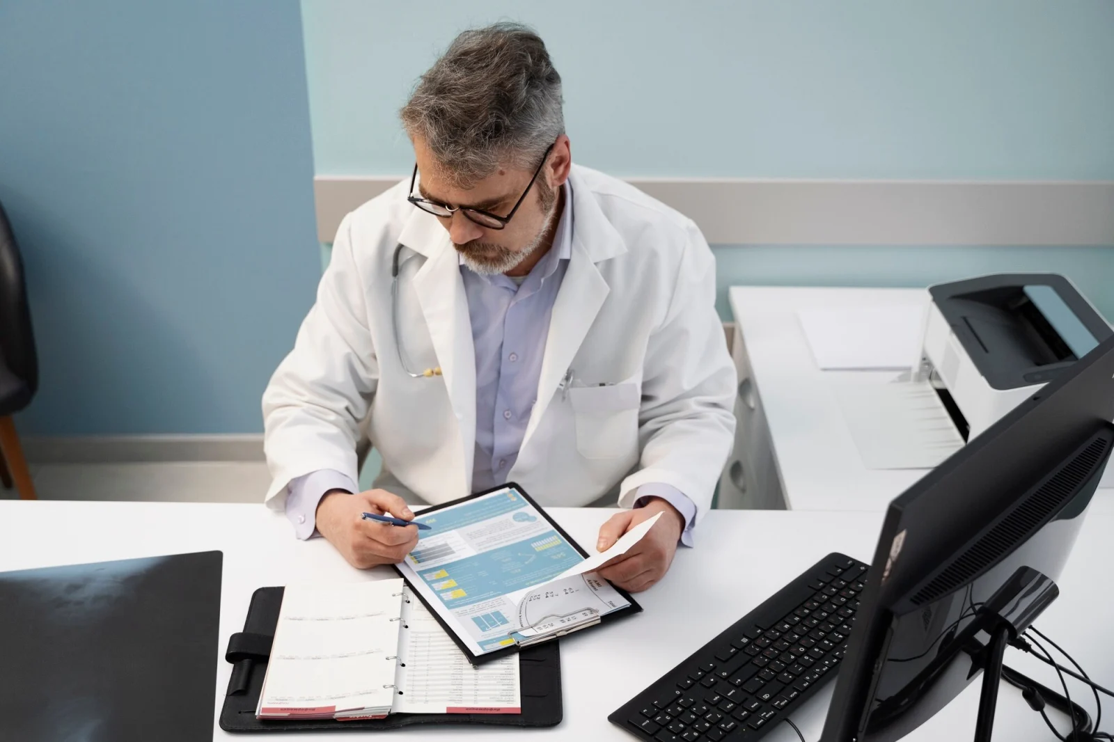 Médico analisando documentos financeiros e holerites com orientação sobre advogado para teto do inss de medico em ribeirão preto