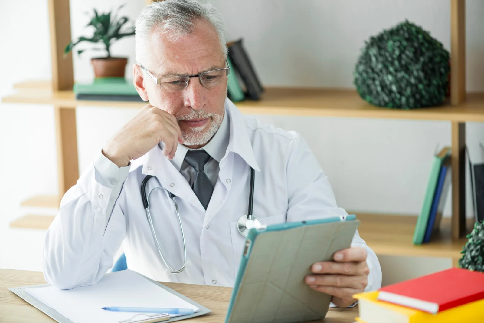 Médico analisando documentos para entender como funciona a denunciação da lide em ação por erro médico