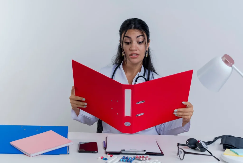 Médico analisando documentos durante as etapas do processo ético profissional no crm
