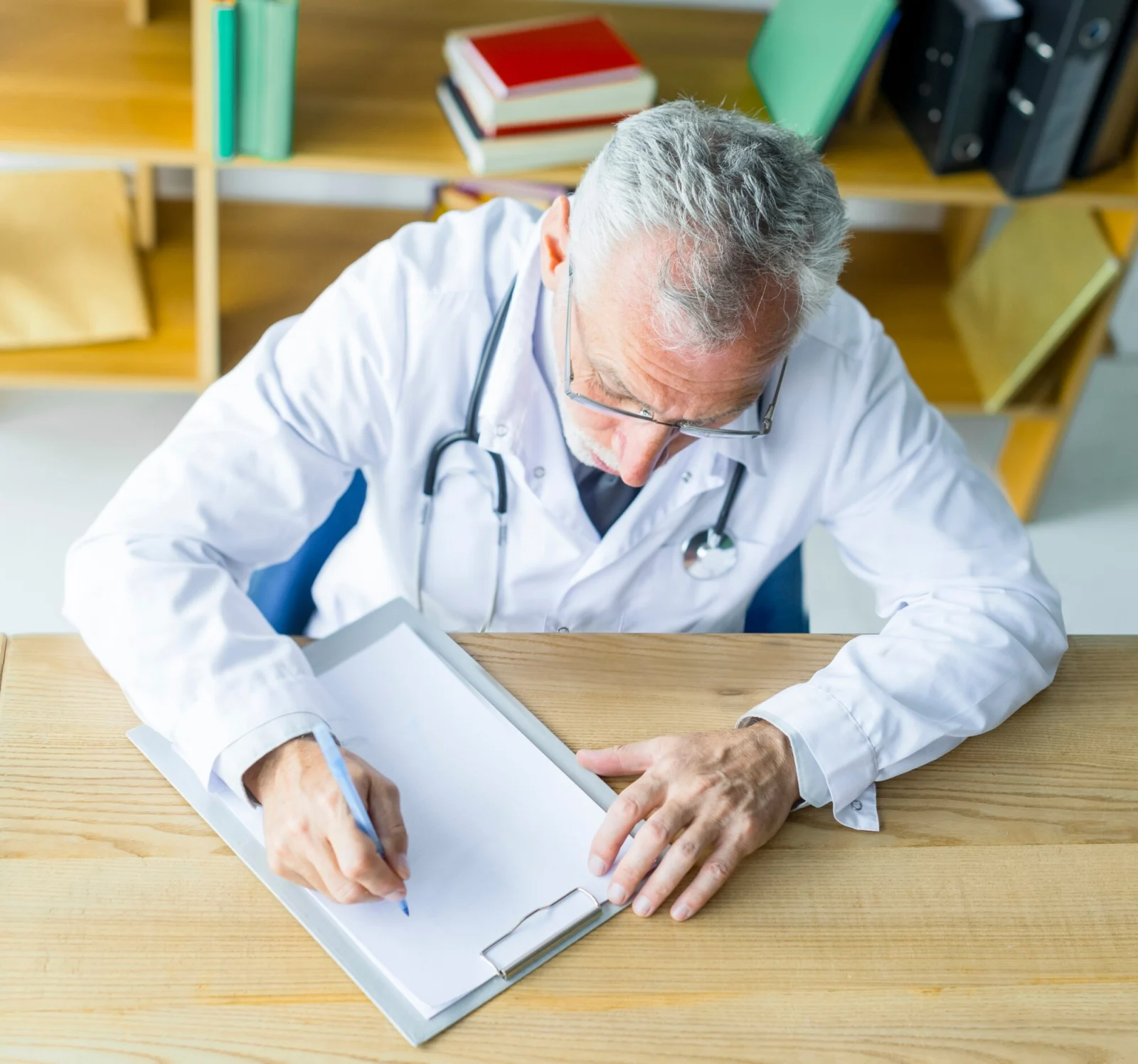 restituição de inss para médicos com múltiplos vínculos analisando documentos