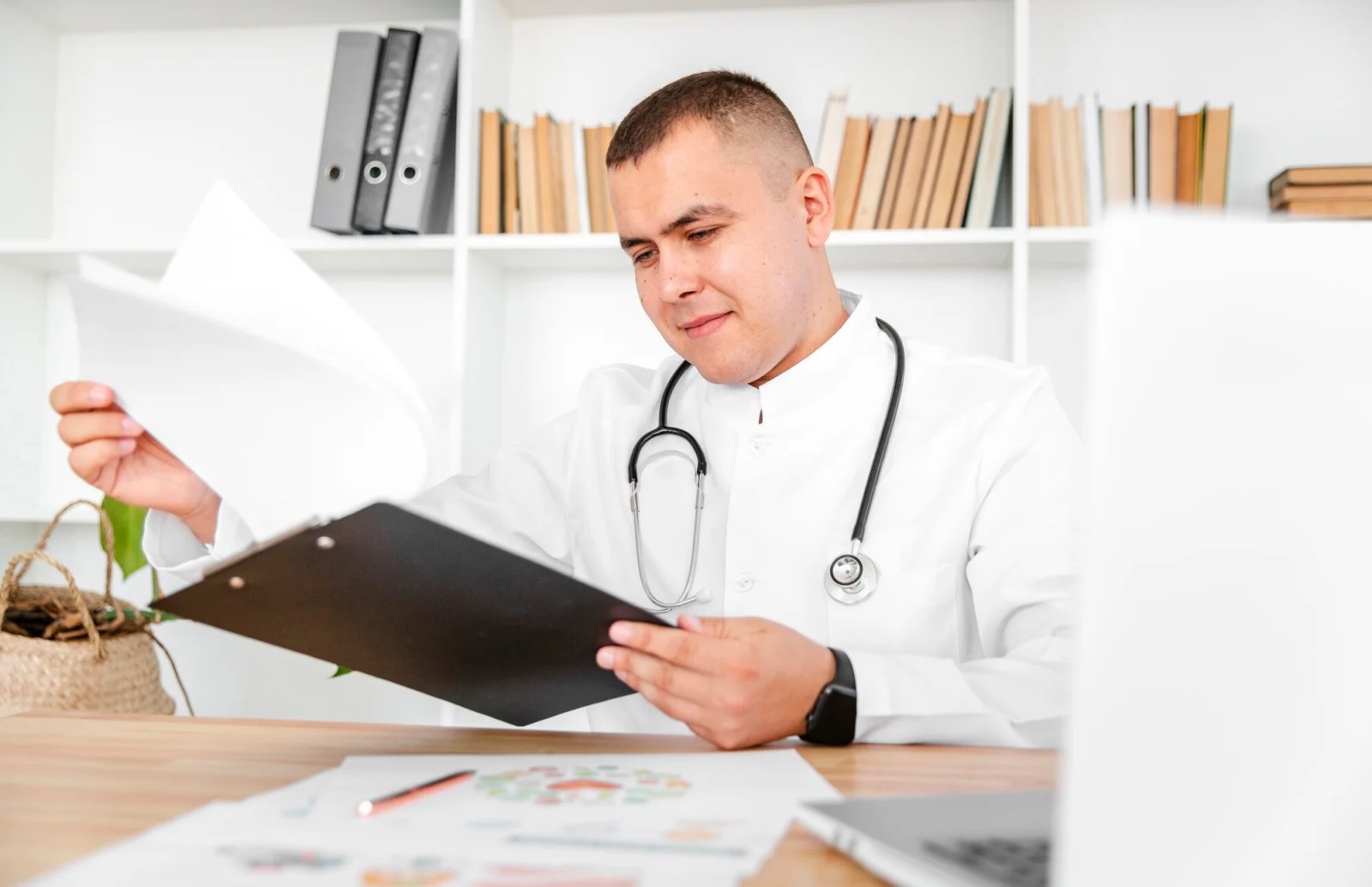 Médico analisando documentos para pedido de restituição de INSS para médicos em Ribeirão Preto.