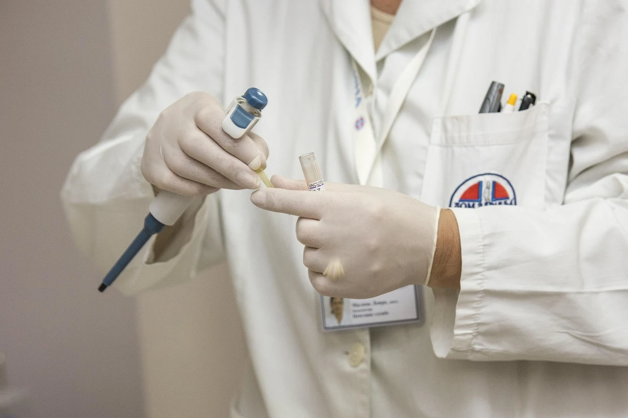 Médico analisando documentos sobre o abatimento de dívida do fies para médicos em seu consultório