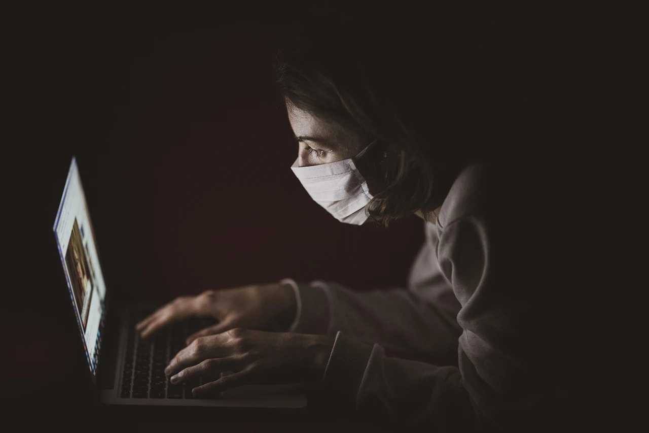 Médico analisando documentos para como apresentar defesa prévia no crm em ribeirão preto