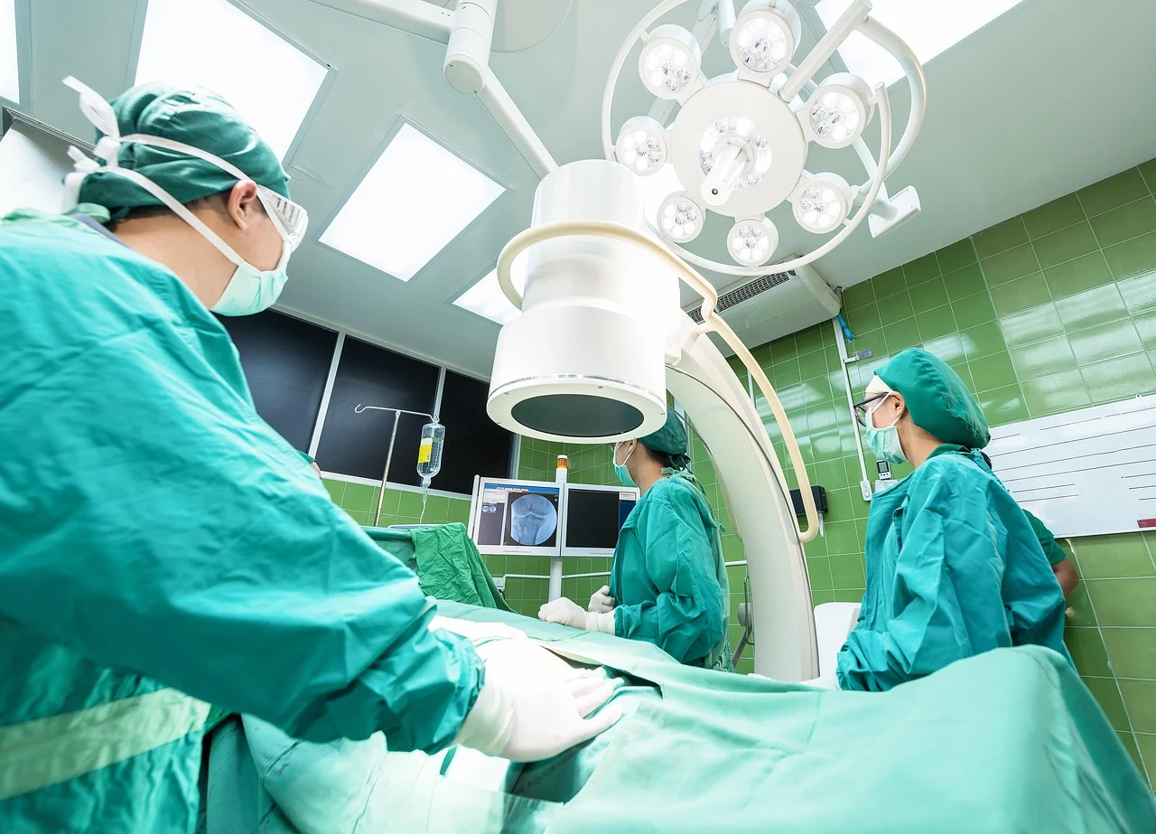 Médico analisando documentos com apoio jurídico para defesa técnica no processo ético do CRM