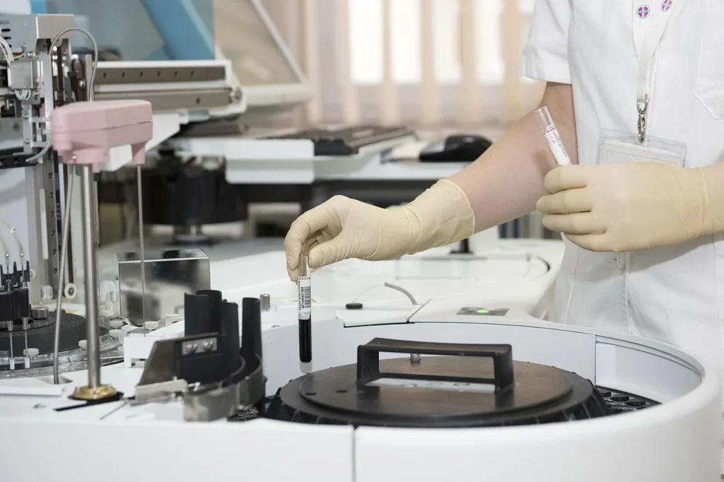 Médico analisando documentos para entender como funciona a sindicância no CRM