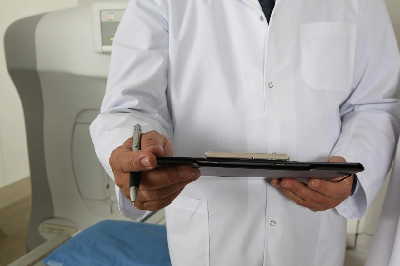Médico analisando documentos com assessoria jurídica especializada em sindicância no CRM