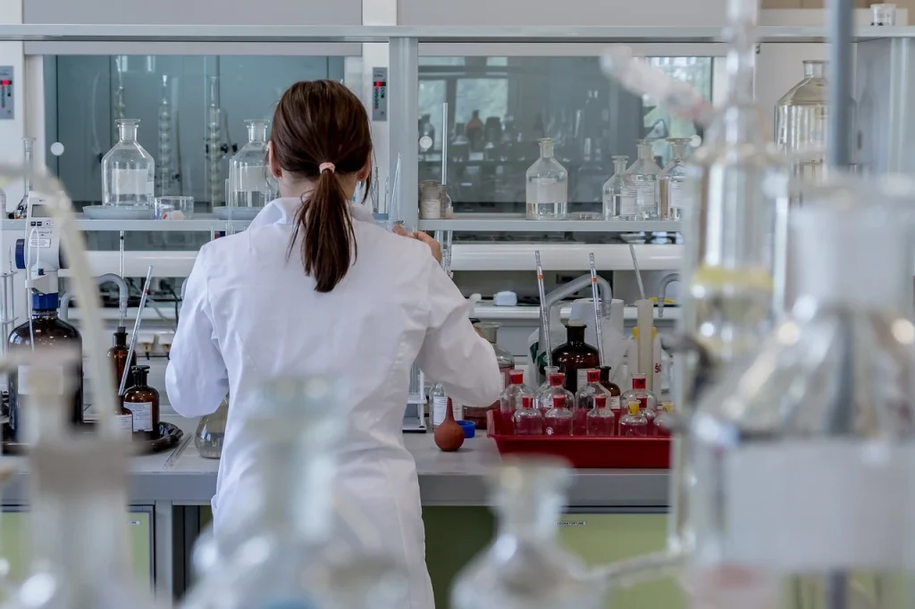 Médico analisando documentos para entender como suspender o pagamento do FIES de medicina
