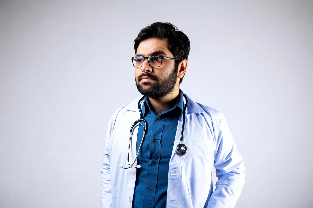 Médico analisando documentos sobre prazos e etapas da sindicância no CRM