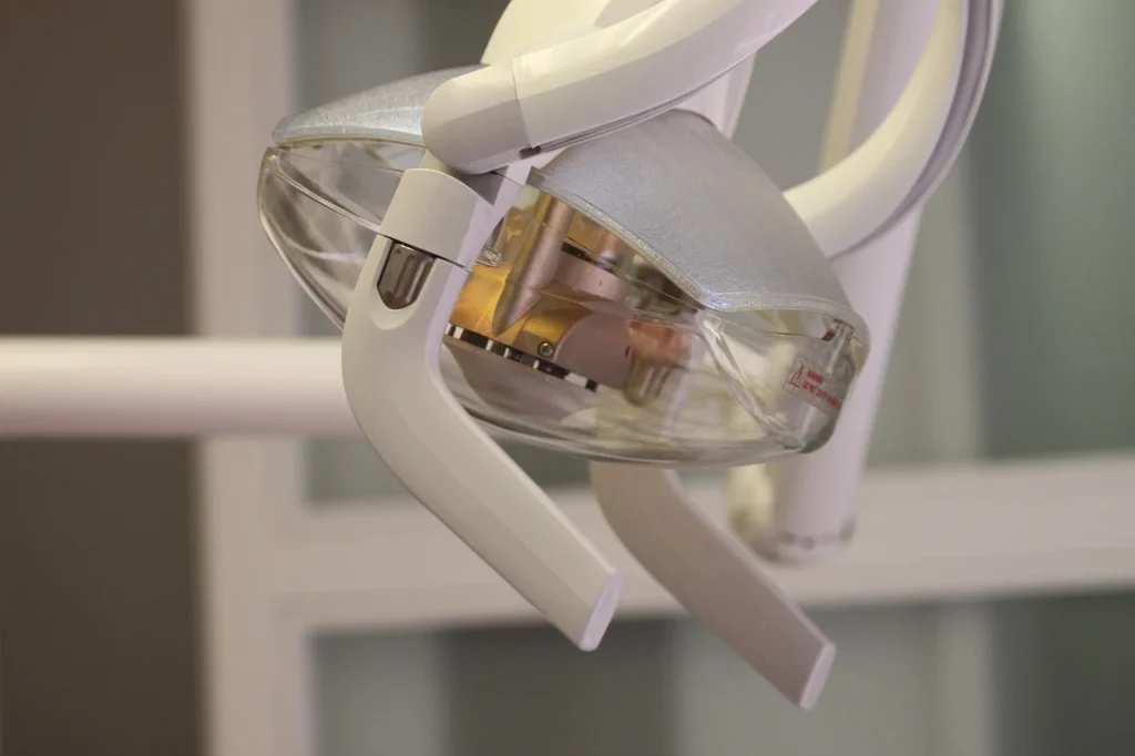 Cirurgião-dentista analisando prontuário odontológico como prova de defesa no CRO