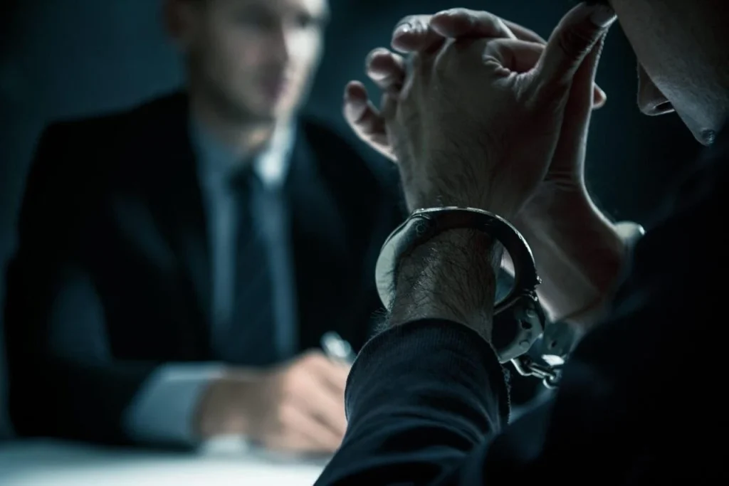 Profissional de enfermagem analisando documentos sobre recurso ao COFEN no processo ético do COREN