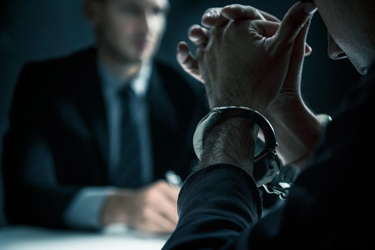 Profissional de enfermagem analisando documentos sobre recurso ao COFEN no processo ético do COREN